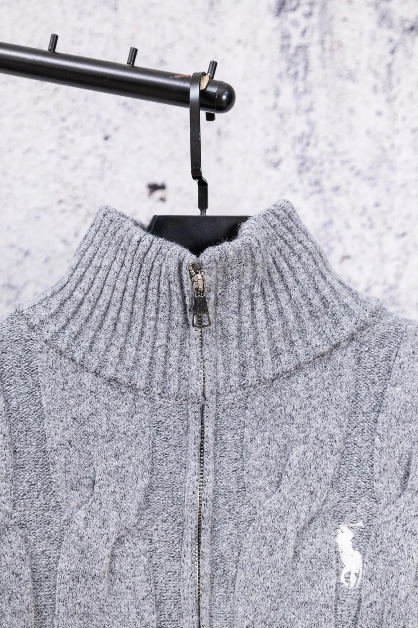P190 Ralph Lauren 2026 new blended twist craft autumn and winter high-quality double zipper stand collar knitted cardigan jacket. Its design is really amazing. The blended twist craft makes it full of texture. The double zipper stand collar design is not only warm but also super stylish. Wearing it instantly enhances your temperament. Whether it is paired with a dress or jeans, it can be easily worn, showing a high-end feel in autumn and winter. The colors are also super nice, and each one is super elegant. Wearing them while walking on the street will turn heads 100% of the time. 🎺 This autumn and winter, buy yourself a warm and fashionable jacket, so that you can look beautiful in the cold weather. Size: S M L Color: Beige Black Gray